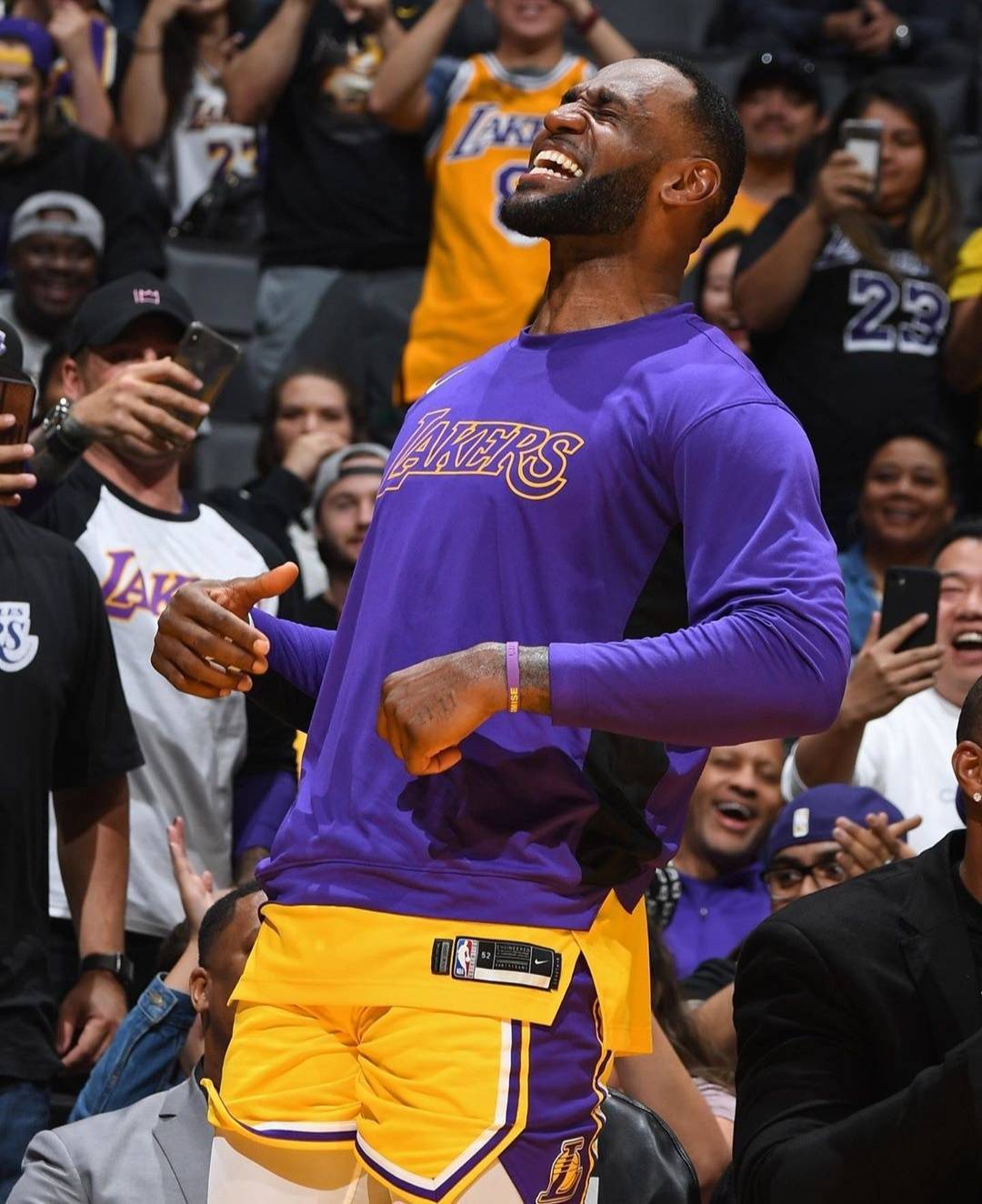 爱游戏-全场气氛精彩到极点！NFL传奇IsaiahThomas强势回归季后赛昨晚，粉丝泪目！